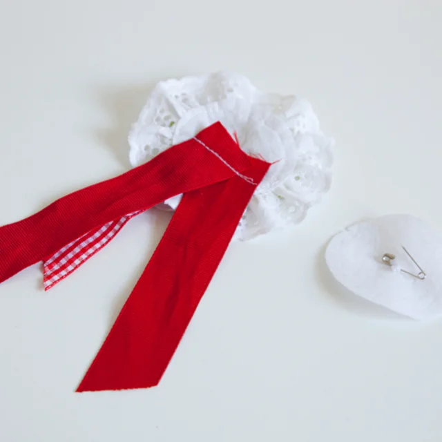 Bänder an Stoffblume nähen