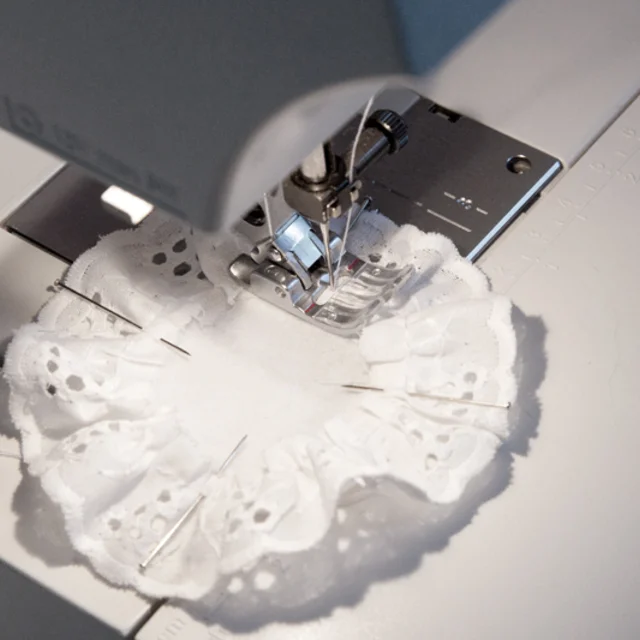 Band auf Filzkreis nähen