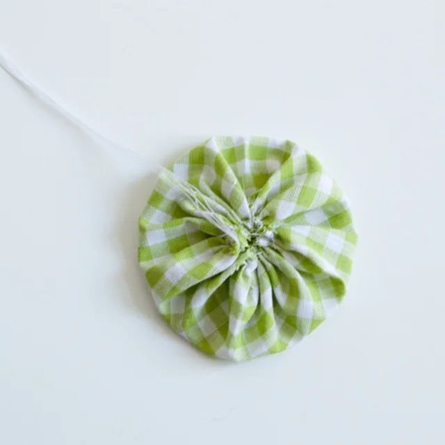 gerafftes rundes Stoffteil wird zur Blume gerafftes rundes Stoffteil wird zur Blume
