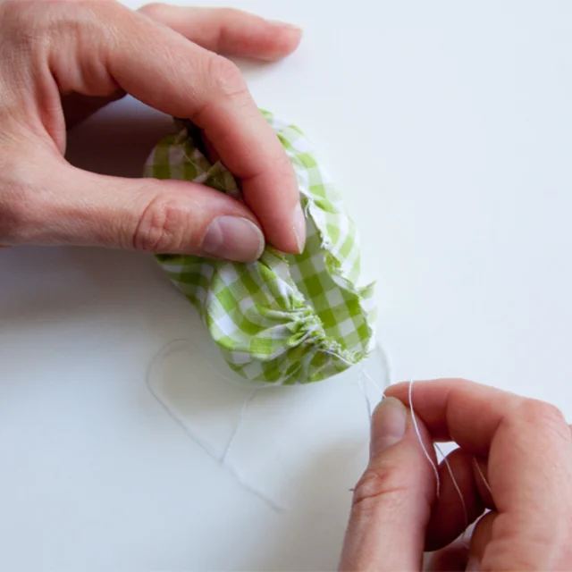 Stoffblume durch Raffung