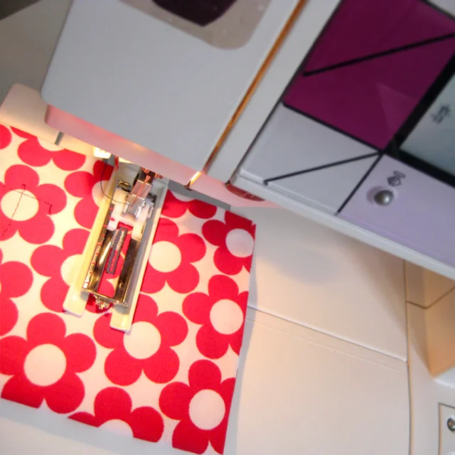 Nähmaschine: vollautomatisches Knopfloch nähen