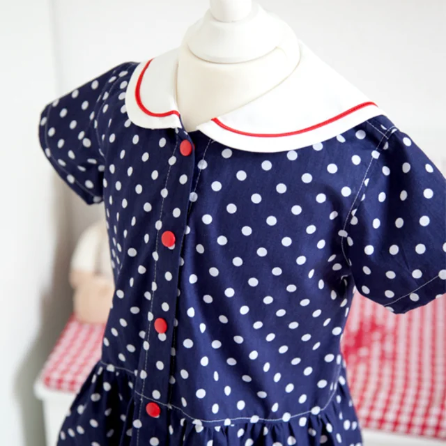 Punktekleid mit Matrosenkragen
