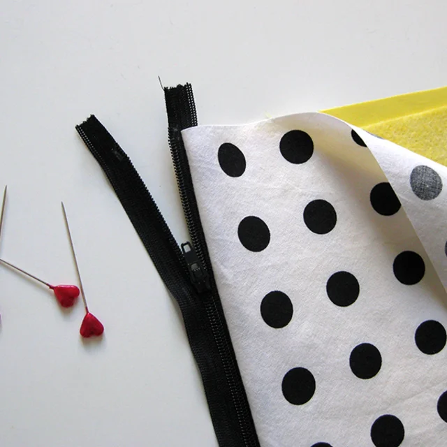 Reissverschluss einseitig festgenäht