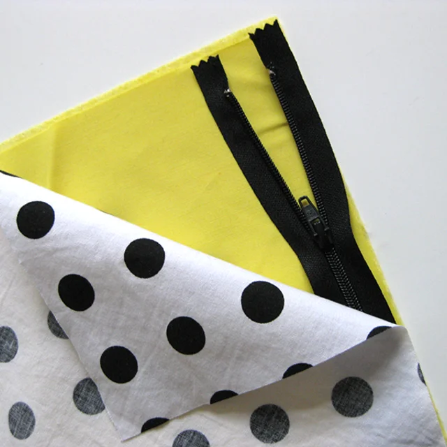 Reissverschluss zwischen Aussen- und Innenstoff legen