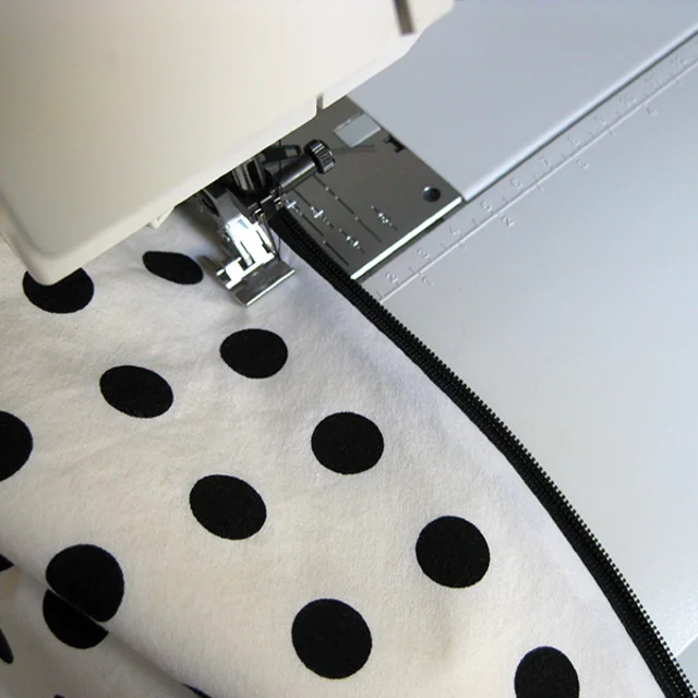 Reissverschlussnähte auf beiden Seiten absteppen