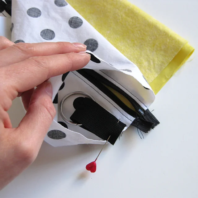 Schlaufe mit Schlüsselring feststecken