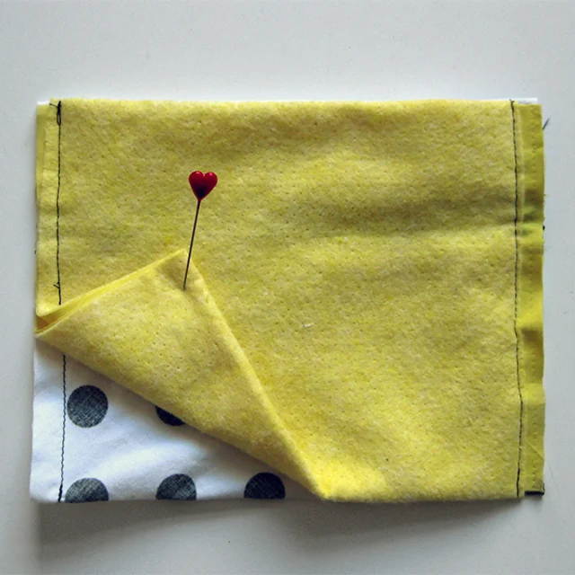 Seitennähte geschlossen bis auf Öffnung