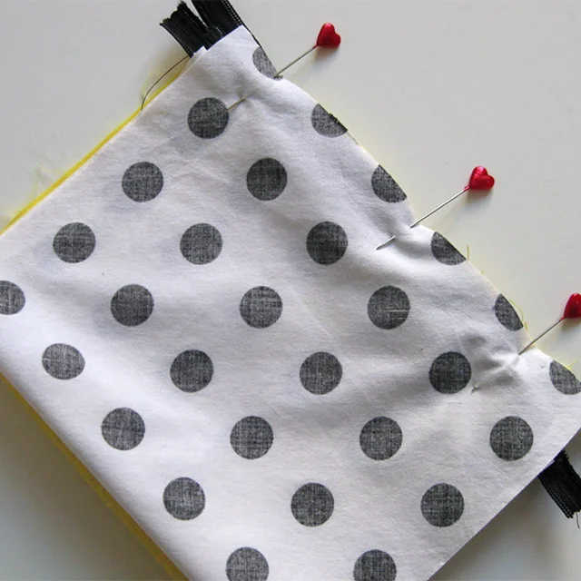 Stoffe an zweiter RV-Hälfte mit Nadeln fixieren