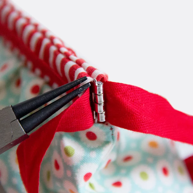 Nähanleitung Schnittmuster gratis Tasche mit Federverschluss befestigen