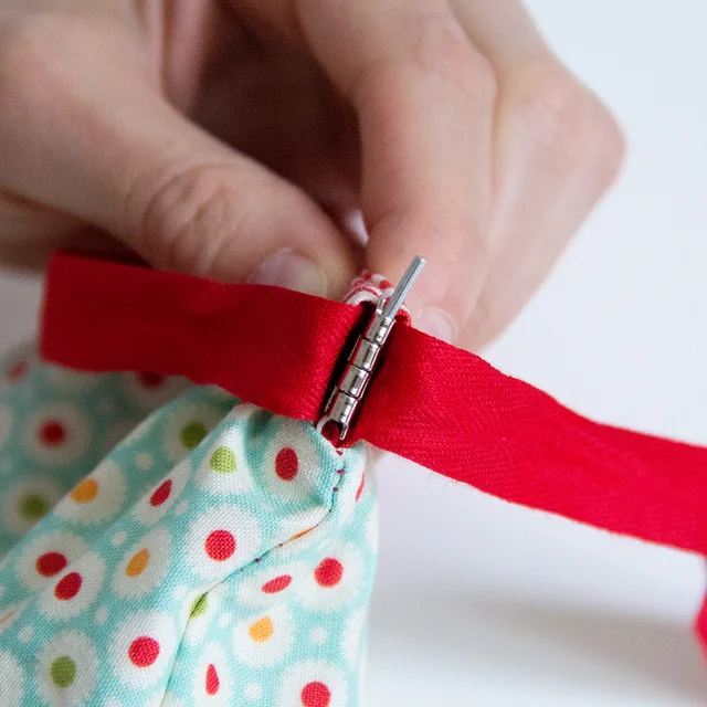 Nähanleitung Schnittmuster gratis Tasche mit Federverschluss befestigen
