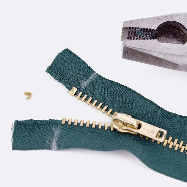 Anleitung Reißverschluss kürzen Endstück anbringen mit Zange