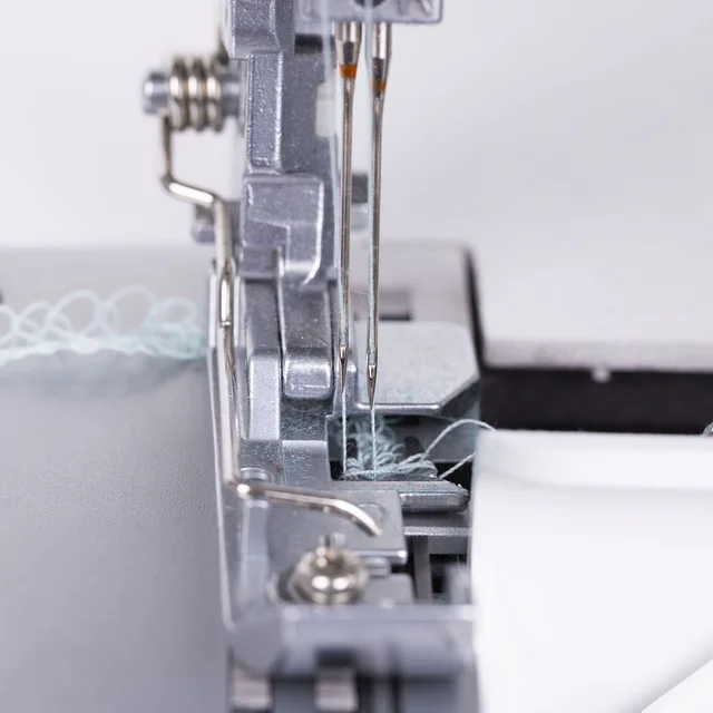 Die Nähnadeln der Overlock Maschine