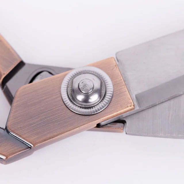 Schraube zum Justieren der Schere