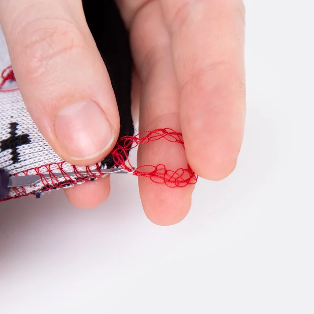 Fertigbündchen Fangnadel Overlockgarn aufnehmen