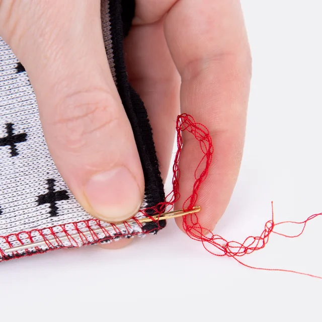 Sticknadel durchziehen, Fertigbündchen nähen