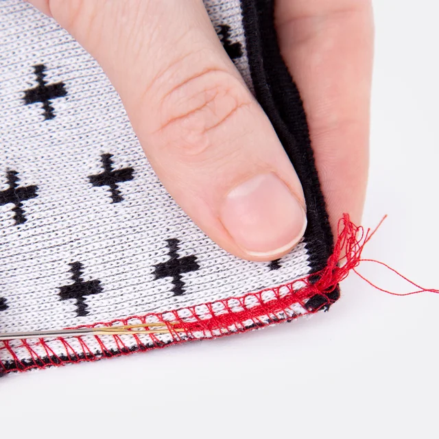 Nadel durchziehen, Fertigbündchen nähen