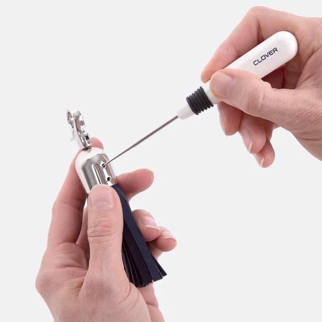 Tassel selber fertigen: Loch vorbohren Tassel selber fertigen: Loch vorbohren