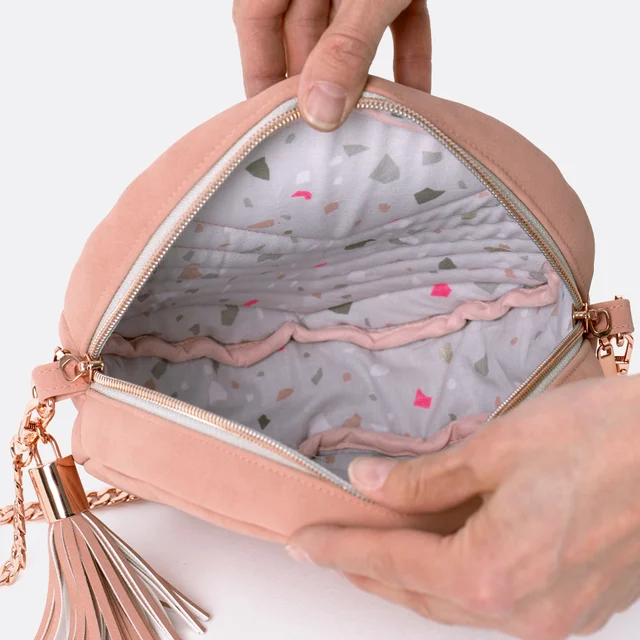 Schnittmuster Handtasche rosa Kunstleder Innenverarbeitung Nahtzugaben versäubert Schnittmuster Handtasche rosa Kunstleder Innenverarbeitung Nahtzugaben versäubert