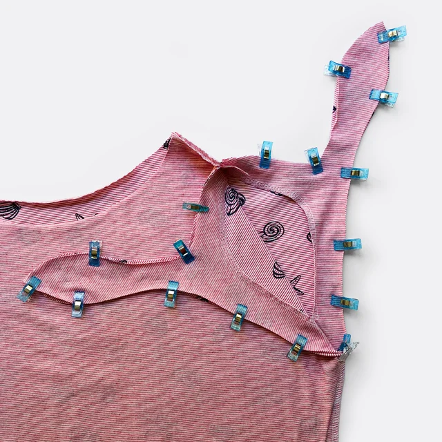 Nähanleitung Knotenärmel Beleg an Schulter-Armausschnitt stecken