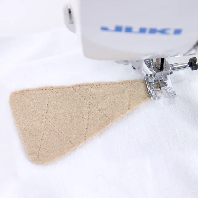 Pompom Nähideen Eistüte aufnähen