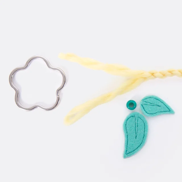 Pompom selber machen, an Schlüsselring befestigen