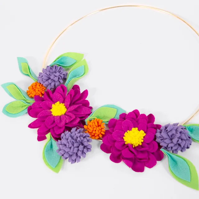 Filzblumenkranz Anordnung legen