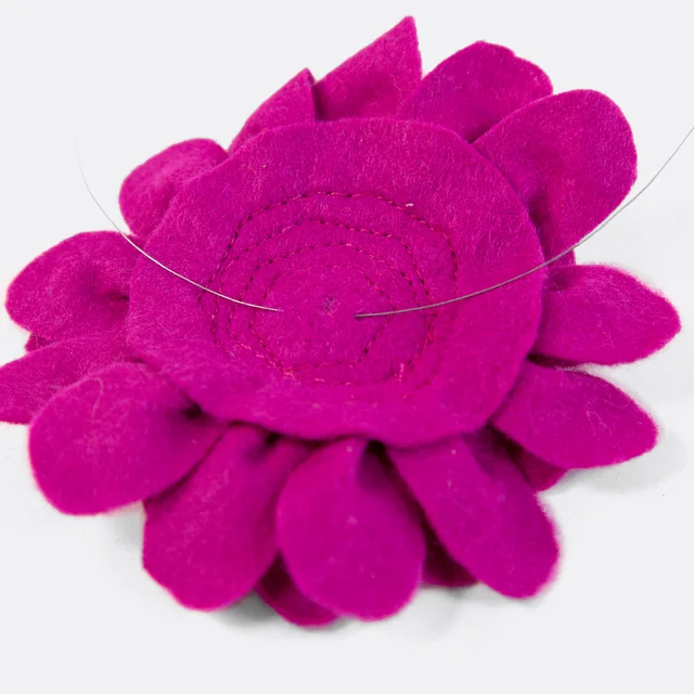 Filzblumen an Kranz befestigen 