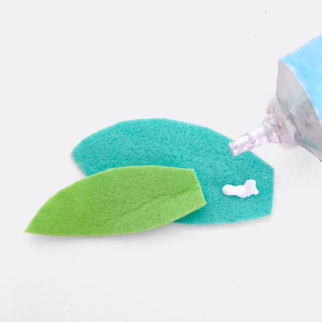 Filzblume Blätter mit Textilkleber verbinden
