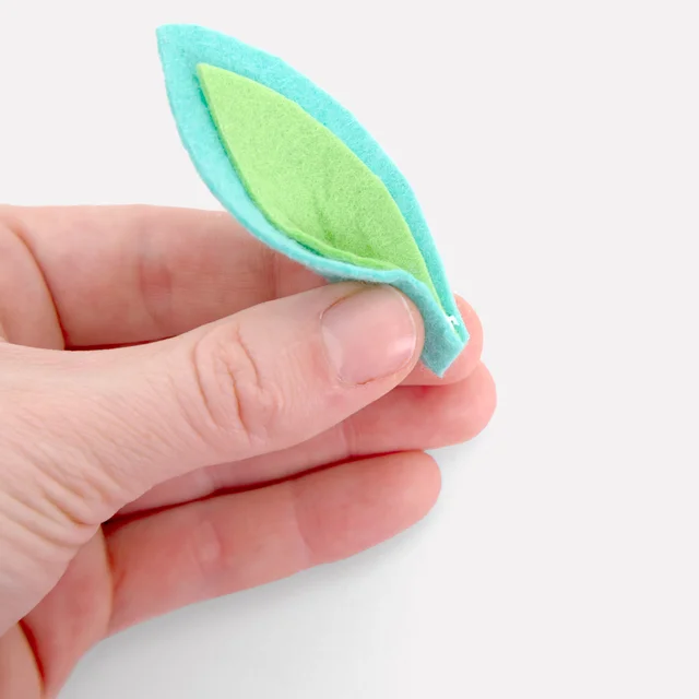 Filzblume Blätter mit Textilkleber verbinden