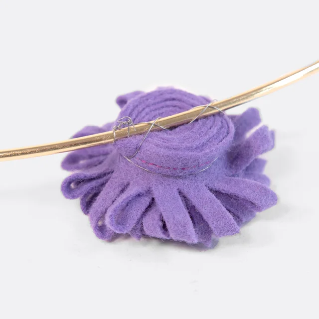 Filzblumen mit Basteldraht an Ring binden