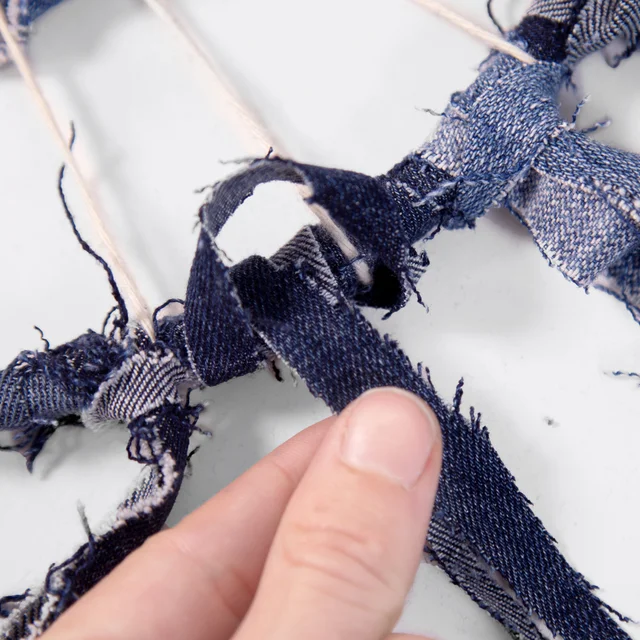 Upcycling Traumfänger mit Jeansfransen umwickeln
