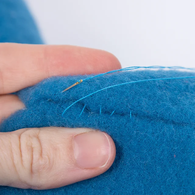 Hausschuh-Stiefel: Wendeöffnung per Hand schließen