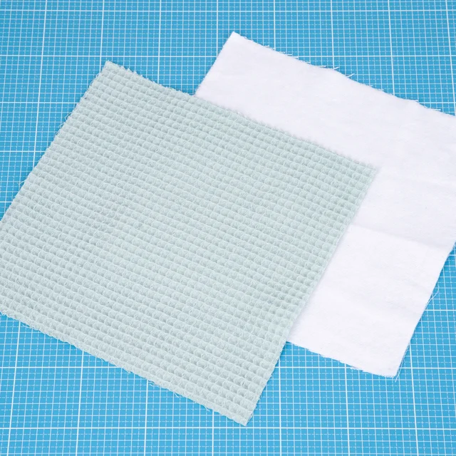 Stoff auf Schneidematte Waffeltücher zuschneiden Anleitung