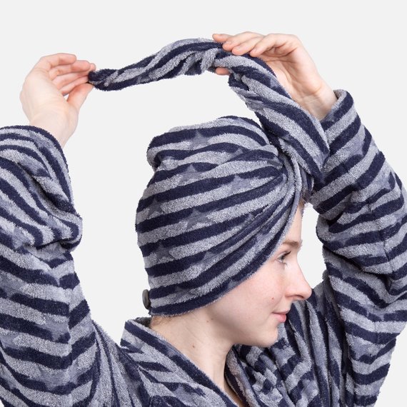 Turban Handtuch über Kopf führen
