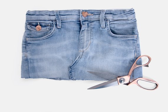 Jeans-Upcycling Utensilo Beine abschneiden