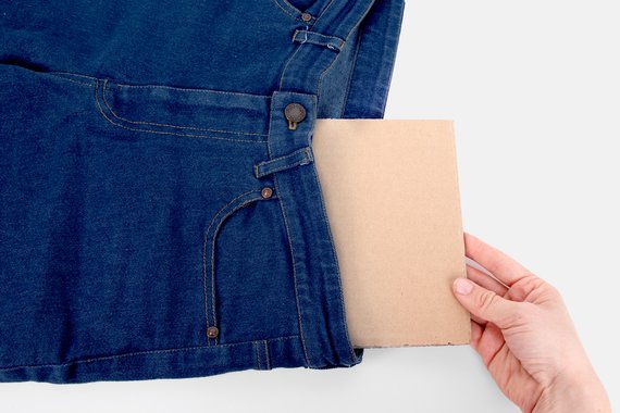 Jeans ausbleichen - Pappe in Hose stecken