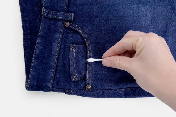 Jeans Used Look selber machen - Bleichmittel auftupfen
